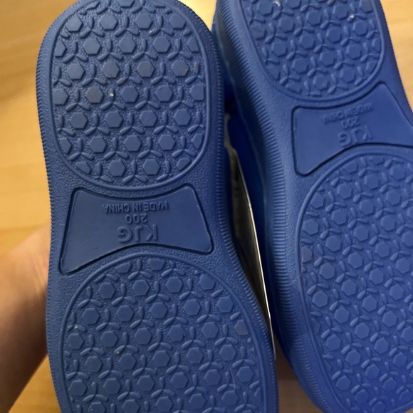 Adorable Donald Duck slippers for kids. US size 1. Never worn. Smoke free home - Picture 3 of 7